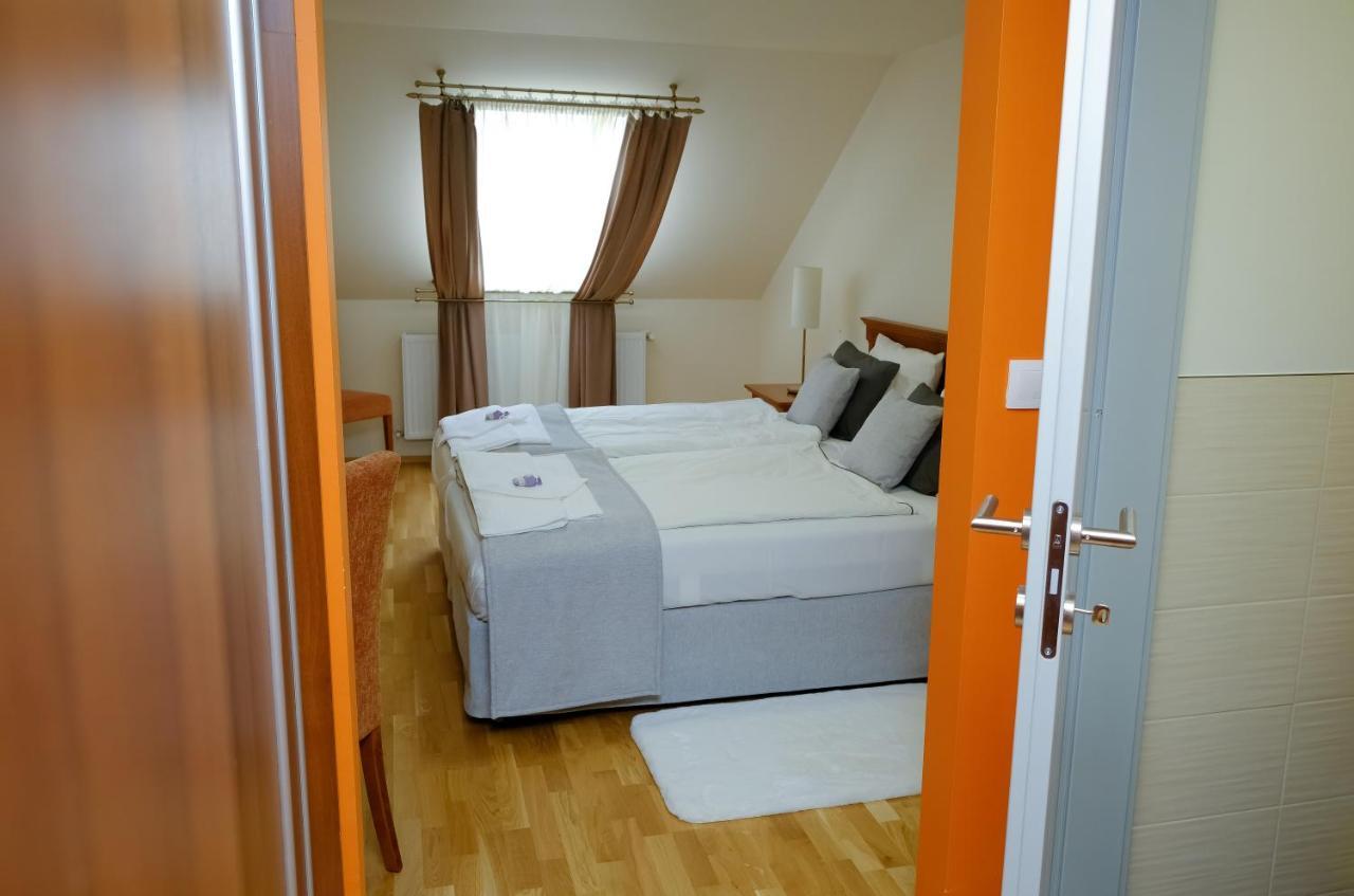 Barkoscinege Vendeghaz Hotel Geberjen Kültér fotó
